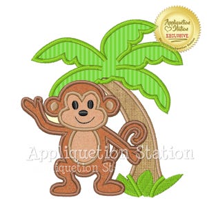 Könnte beinhalten: Ein gesticktes Design mit einem braunen Affen und einer grünen Palme. Der Affe winkt und hat einen fröhlichen Ausdruck. Die Palme hat einen braunen Stamm und grüne Blätter. Das Design ist perfekt für ein Kinderzimmer oder eine Kindertagesstätte.