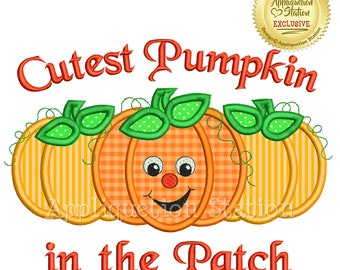 Może przedstawiać: Słodkie pomarańczowe i żółte dynie z zielonymi liśćmi i uśmiechniętą buzią. Tekst "Cutest Pumpkin in the Patch" znajduje się nad dyniami. Obraz ma złotą pieczęć z tekstem "Appliquetion Station Exclusive Design Appliquetion Station".