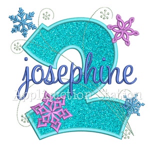 Puede incluir: Un número 2 turquesa brillante con el nombre "josephine" en escritura azul. El número está decorado con copos de nieve azules y rosas y delicados remolinos. El texto "Applique Station" está en la parte inferior.