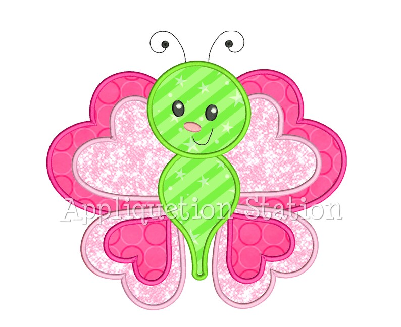 Puede incluir: Una mariposa verde con un cuerpo en forma de coraz&oacute;n rosa y lunares blancos. La mariposa tiene una cara linda con ojos negros y una nariz rosa.