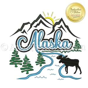 Könnte beinhalten: Ein Stickmuster mit einer stilisierten Bergkette mit Sonne, Fluss, Bäumen und einem Elch. Das Wort "Alaska" ist in einer blauen und schwarzen Kursivschrift geschrieben.
