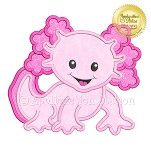 Puede incluir: Axolotl rosa con una expresión feliz, con un volante rosa alrededor de la cabeza y una cola rosa. El axolotl es una ilustración de estilo de dibujos animados con ojos grandes y una amplia sonrisa. La imagen es un diseño de bordado digital.