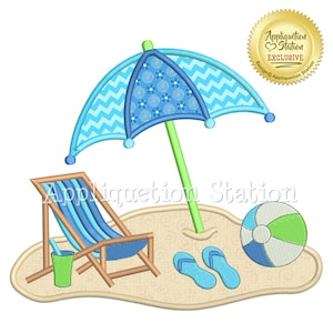 Puede incluir: Un diseño bordado de una escena de playa con una silla de playa a rayas azules y blancas, una pelota de playa azul y verde, una sombrilla a rayas azules y blancas y chanclas en una playa de color tostado.