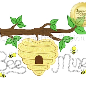 Puede incluir: Diseño de bordado "Bee Mine" con una colmena en forma de corazón con una entrada marrón, una rama con hojas verdes y cuatro abejas amarillas y negras con alas. El texto "Bee Mine" está escrito en una fuente cursiva con una línea ondulada.