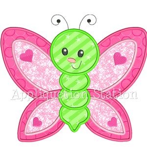 Puede incluir: Un dise&ntilde;o de aplique de mariposa verde y rosa con una cara linda y corazones en las alas. El texto "Appliquetion Station" es visible debajo de la mariposa.