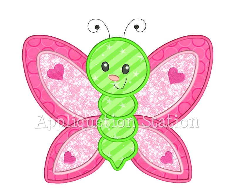 Puede incluir: Un dise&ntilde;o de aplique de mariposa verde y rosa con una cara linda y corazones en las alas. El texto "Appliquetion Station" es visible debajo de la mariposa.