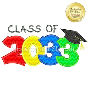 Pode incluir: Design de bordado "Classe de 2023" com um chapéu de formatura. Os números são vermelho, amarelo, azul e verde com um padrão de chevron. O texto "Appliquetion Station" está incluído no design.