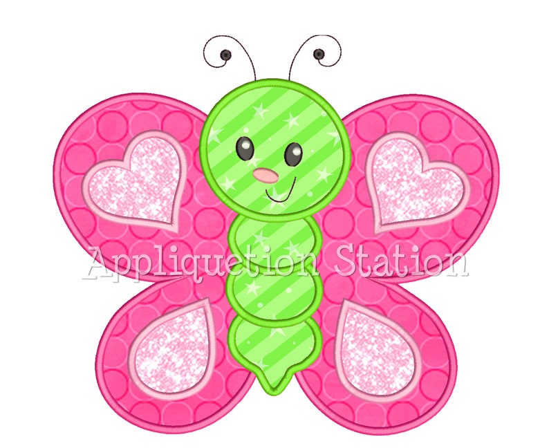 Puede incluir: Una mariposa verde y rosa con un dise&ntilde;o en forma de coraz&oacute;n en cada ala. La mariposa tiene una cara sonriente y un cuerpo verde con estrellas blancas.