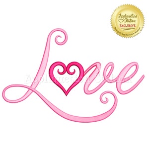Może przedstawiać: Różowy haft z napisem "Love" z sercem zastępującym "o". Projekt zawiera ozdobny zawijas na początku słowa oraz złotą pieczęć z napisem "Appliquation Station Exclusive".
