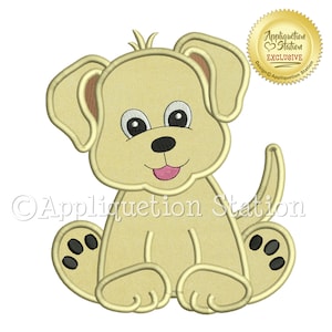 Może przedstawiać: Żółty kreskówkowy szczeniak siedzący z wystawionym językiem. Szczeniak ma czarne oczy, czarny nos i czarne odciski łap na łapach.