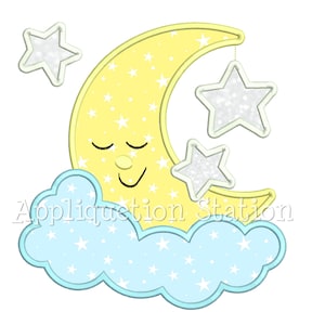 Może przedstawiać: Żółty sierp księżyca z uśmiechniętą twarzą i zamkniętymi oczami leży na niebieskiej chmurze z białymi gwiazdami. Trzy białe gwiazdy wiszą na księżycu.
