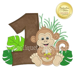 Op de afbeelding: Een bruin nummer één met een aap die erop zit. De aap houdt een gele banaan vast en is omringd door groene bladeren.