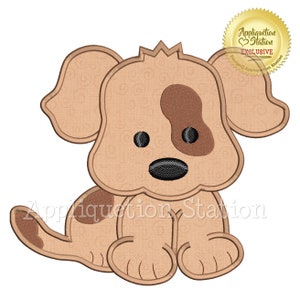 Puede incluir: Una aplicación bordada de un cachorro de dibujos animados marrón y beige con manchas marrones. El cachorro está sentado con la cola enroscada detrás de él. La aplicación tiene un patrón de espiral en el cuerpo y las orejas. La aplicación está etiquetada como "Appliquation Station Exclusive".