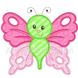 Puede incluir: Una mariposa verde y rosa con una cara sonriente y estrellas blancas. La mariposa tiene alas rosas con lunares blancos y un borde rosa brillante.