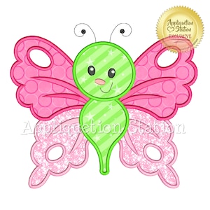 Op de afbeelding: Een groene en roze applicatie ontwerp van een vlinder met een schattig gezicht en sterren. De vlinder heeft een groen lichaam met witte strepen en roze en witte gepatroneerde vleugels.