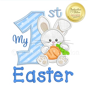 Könnte beinhalten: Blaue und weiße Stickerei mit einem Hasen, der eine Karotte hält, mit dem Text "My 1st Easter".