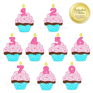 Può includere: Nove disegni di cupcake ricamati con glassa rosa e codette. Ogni cupcake ha una candela numerica rosa in cima, da 1 a 9.