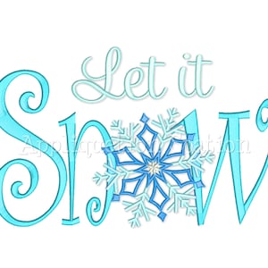 Puede incluir: Diseño de bordado "Let it Snow" con un copo de nieve azul con un centro blanco y las palabras "Let it Snow" en una fuente cursiva azul claro.