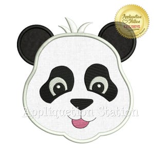 Puede incluir: Una cara de panda blanca con orejas, ojos, nariz y boca negros. El panda está sacando la lengua. El panda está rodeado de un contorno blanco.