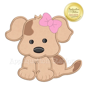 Puede incluir: Diseño bordado de un cachorro marrón y blanco con un lazo rosa. El cachorro está sentado con las patas metidas debajo del cuerpo. El diseño es perfecto para agregar un toque lindo a cualquier proyecto.