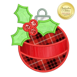 Könnte beinhalten: Roter und schwarzer karierter Weihnachtsbaumschmuck mit einem grünen Stechpalmenzweig und roten Beeren. Der Schmuck hat eine Schlaufe zum Aufhängen und einen leeren Platz für die Personalisierung. Exklusives Design von Appliquation Station.