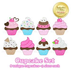 Puede incluir: Conjunto de ocho diseños de bordado de cupcakes únicos en tres tamaños. Cada cupcake presenta diferentes coberturas, incluyendo chispas, cerezas, chocolate y flores. Los cupcakes son de varios colores, incluyendo rosa, azul, marrón y blanco.