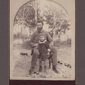 Tarjeta de gabinete al aire libre de un padre y su hijo ~ Interesante borde de jardín