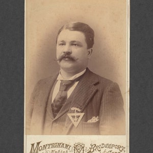 Kabinetkaart van een man met een broederlijke insigne ~ Mooie achtergrondmarkering
