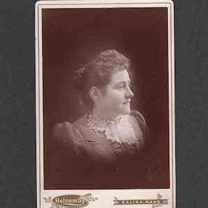 Schön beleuchtete Portrait-Kabinett-Karte einer jungen Frau