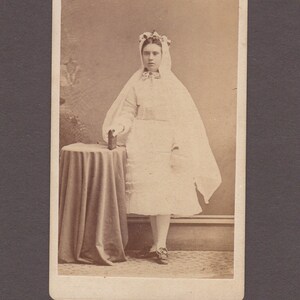 堅信礼の衣装を着た少女の CDV