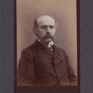 Cartão do Gabinete Ryder de um Homem de Óculos ~ Grande Bigode ~ Bela Marca de Fundo