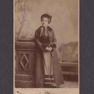 Carte de placard représentant une femme prête à sortir ~ Chapeau d'oiseau ~ Broche illustrée