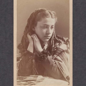 Lovely Portrait CDV of a Pretty Young Woman