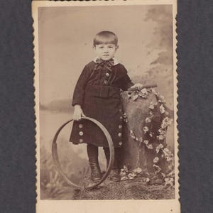 Tarjeta de gabinete de un niño pequeño con su aro rodante y su palo ~ Great Backmark