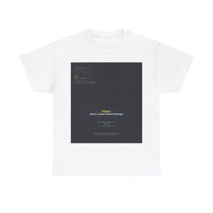Pode incluir: Uma t-shirt branca de manga curta com um grande gráfico retangular no peito. O gráfico exibe uma interface de terminal cinza-escuro com texto verde e amarelo, incluindo a frase "TODO: Write a Good Commit Message" em amarelo.