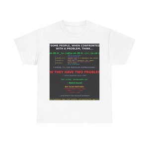 Può includere: Una t-shirt bianca a maniche corte con una grafica rettangolare grigio scuro sul petto. La grafica mostra una citazione umoristica sulla programmazione e le espressioni regolari, inclusi frammenti di codice, testo colorato e l'autore Jamie Zawinski.