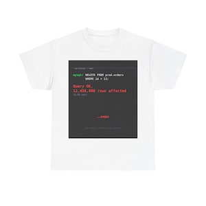 Puede incluir: Una camiseta blanca con un gráfico rectangular negro que muestra una ventana de terminal con el texto: mysql> DELETE FROM prod.orders WHERE id = 12; Query OK, 12.458.000 rows affected (0.03 sec) ...oops. El texto está en blanco y rojo.