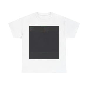Puede incluir: Una camiseta blanca de manga corta con un gran gráfico rectangular negro centrado. El gráfico contiene texto pequeño, en gran parte ilegible, en verde, rojo y blanco, dispuesto en columnas en la parte superior de la zona oscura.