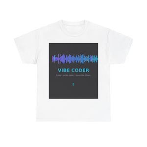 Könnte beinhalten: Ein weißes T-Shirt mit einer schwarzen rechteckigen Grafik in der Mitte. Das Design zeigt ein blau-violettes Schallwellenmuster über dem cyanfarbenen Text VIBE CODER und dem kleineren weißen Text I don't write code. I describe vibes.