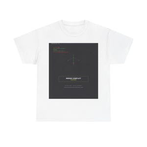 Puede incluir: Una camiseta blanca de manga corta con un gran gráfico rectangular negro en el pecho. El gráfico muestra un diagrama de líneas minimalista, el texto "MERGE CONFLICT" en blanco, "SURVIVOR" en amarillo y pequeñas líneas de código adicionales.