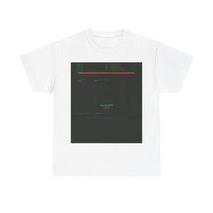 Può includere: Una t-shirt bianca a maniche corte con una grande grafica rettangolare centrata sul petto. La grafica presenta uno sfondo grigio scuro con testo di codice informatico verde, una linea orizzontale arancione e il testo Log Level: DEBUG.