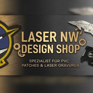 Könnte beinhalten: Ein Banner mit dem Text LASER NW DESIGN SHOP und SPEZIALIST FÜR PVC-PATCHES & LASER-GRAVUREN. Es zeigt einen runden TaktLwG 74 Aufnäher, eine metallische Kampfflugzeug-Silhouette, ein schwarzes Multitool und zwei runde Holzschlüsselanhänger.
