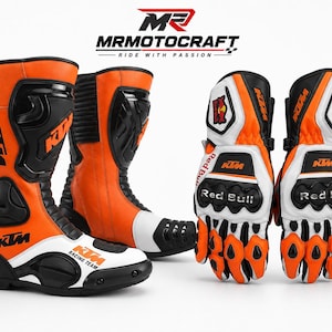 Puede incluir: Un par de botas de moto naranjas, blancas y negras y un par de guantes de moto a juego. Las botas presentan la marca KTM Racing Team. Los guantes muestran logotipos de Red Bull y KTM con protectores de nudillos y acolchado en los dedos.