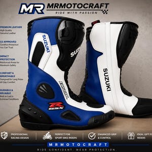 Puede incluir: Un par de botas de carreras para motocicleta en azul, blanco y negro con los logotipos de Suzuki y Ecstar. Las botas incluyen paneles protectores negros reforzados, secciones texturizadas y texto de marca. Diseño de caña alta.