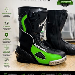 Puede incluir: Un par de botas de moto Kawasaki en negro y verde con diseño de corte alto, placas protectoras en los tobillos y un deslizador de puntera metálico con el logo de Kawasaki. Las botas incluyen detalles en blanco y el nombre de la marca.