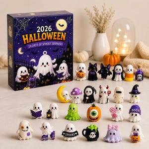 Può includere: Un calendario dell'avvento di Halloween 2026 intitolato 24 Days of Spooky Surprises, con una scena notturna viola con luna e fantasmi. Accanto ci sono 24 piccole statuette colorate in miniatura, tra cui fantasmi, zucche e una mummia.