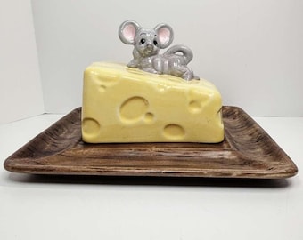Plato de cerámica vintage de mediados de siglo para queso y galletas con tapa de ratón de queso, 26,7 cm x 22,9 cm.