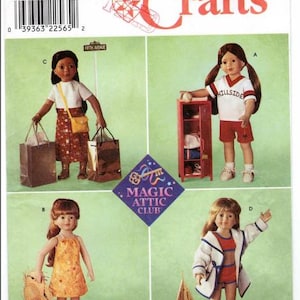 Peut inclure: Une pochette de patron de couture Simplicity Crafts 8549 pour poupées Magic Attic Club. La couverture présente quatre poupées portant diverses tenues : une jupe et un haut avec des sacs, un uniforme de sport avec un casier, une robe d'été et un maillot.