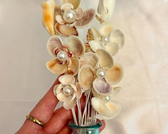 Flores artesanais de conchas com pérolas – Decoração costeira exclusiva para casa