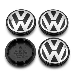 Può includere: Un set di quattro coprimozzo circolari Volkswagen con finitura nera e cromata e il logo VW. Un coprimozzo è mostrato dal lato posteriore, con il testo stampato 3B7 601 171, Kappe: PA6.6/PPE, Scheibe: Al-Spain 177.